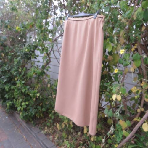 Rich cream colour pencil skirt in size 46/22 by ASPIRE. Black edging on front waistband. Good cond.