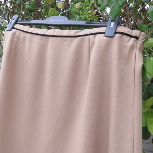 Rich cream colour pencil skirt in size 46/22 by ASPIRE. Black edging on front waistband. Good cond.
