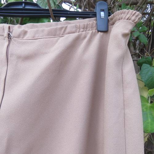 Rich cream colour pencil skirt in size 46/22 by ASPIRE. Black edging on front waistband. Good cond.