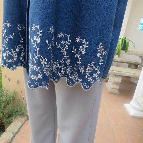 Sassy blue denim button down top with shirt collar and dainty white seam embroidery. Size 46 to 48