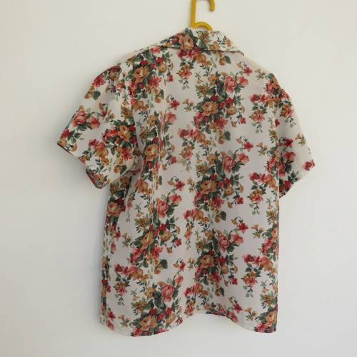 Cute short sleeve floral button down top with shirt collar for girl 7 to 8 years old. As new