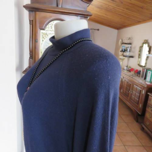 Soft and warm navy long sleeve acrylic knit sweather size 42/18. With raglan sleeves. As new.
