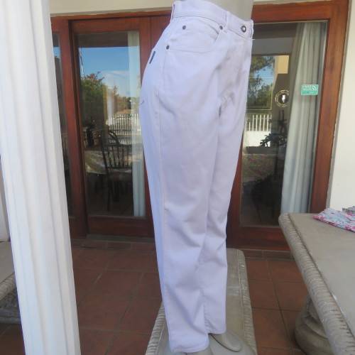 As new KELSO jeans in periwinkle colour size 38/14. In 100% cotton. Straight legs. High waist.