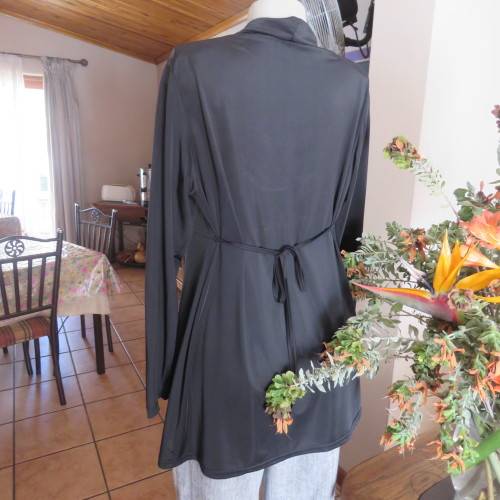 Black long sleeve silky stertch loose top. Cowl neckline. Size 42/18. By Image. Good condiyion.