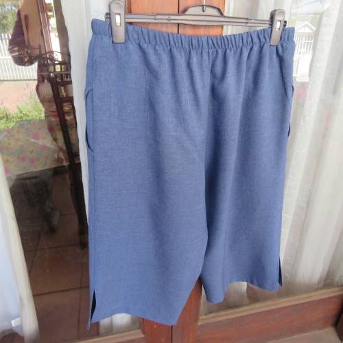 Easy to wear knee pants. Steele blue colour. Side pockets. Size 44/20. Boutique made. New condition.