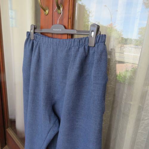 Easy to wear knee pants. Steele blue colour. Side pockets. Size 44/20. Boutique made. New condition.