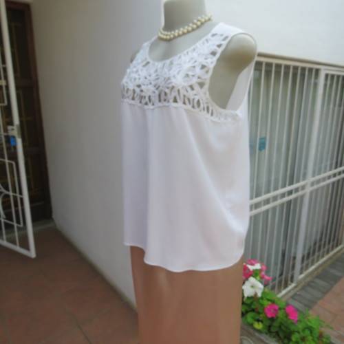 Stunning DELTON white sleeveless top. Amazing see-through ribbon decoration. Size 36/12. As new.
