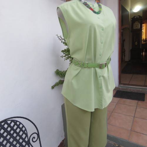 Sleeveless mint green button down top high banded collar. Size 38/14. By WOOLWORTHS. Good condition.