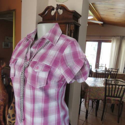 Casual checked capped sleeve top. Two small front pockets. Size 36/12. By OBR. Good condition.