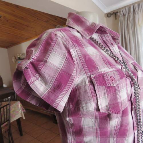 Casual checked capped sleeve top. Two small front pockets. Size 36/12. By OBR. Good condition.