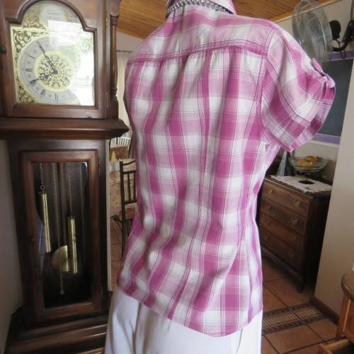 Casual checked capped sleeve top. Two small front pockets. Size 36/12. By OBR. Good condition.