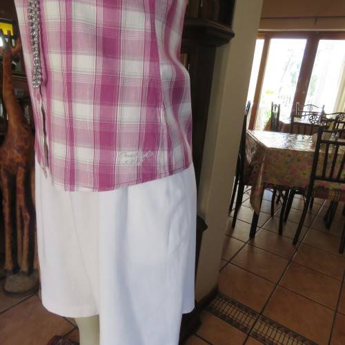 Casual checked capped sleeve top. Two small front pockets. Size 36/12. By OBR. Good condition.