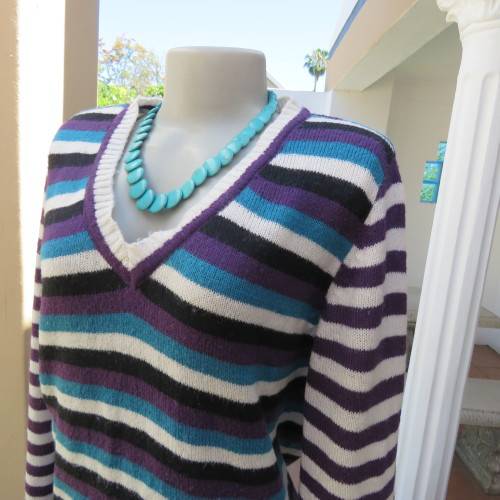 Fabulous acrylic knit pull-over cardigan with long sleeves. Size 40/16 by `Fashion Express`. As new.