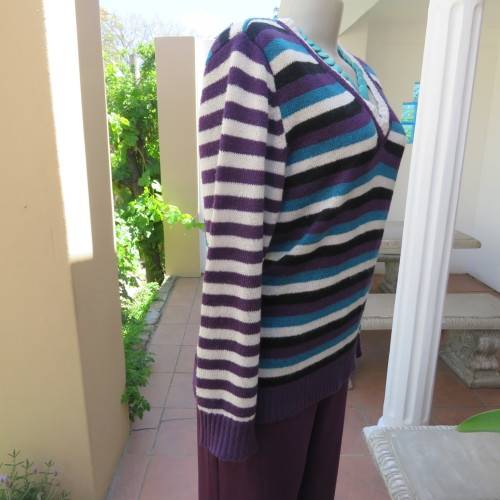 Fabulous acrylic knit pull-over cardigan with long sleeves. Size 40/16 by `Fashion Express`. As new.