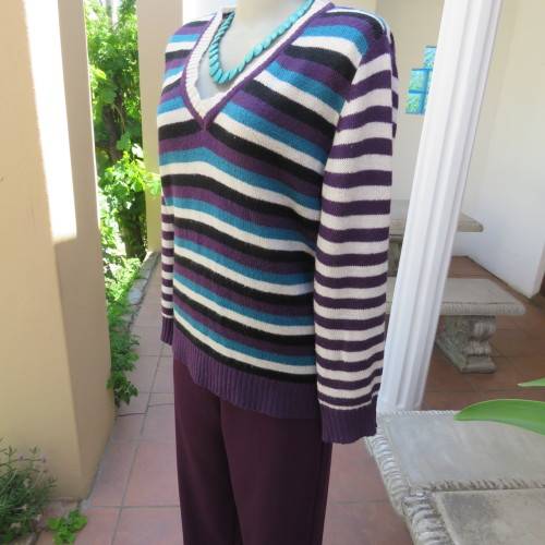 Fabulous acrylic knit pull-over cardigan with long sleeves. Size 40/16 by `Fashion Express`. As new.