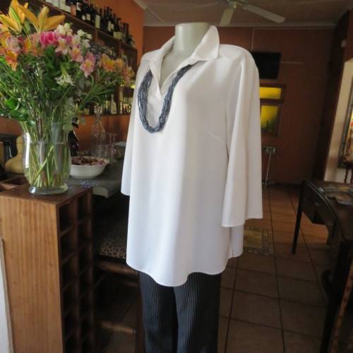 Comfy but smart white slip-over maternity top by `du date` in size 42/18. As new. Slitted sides.