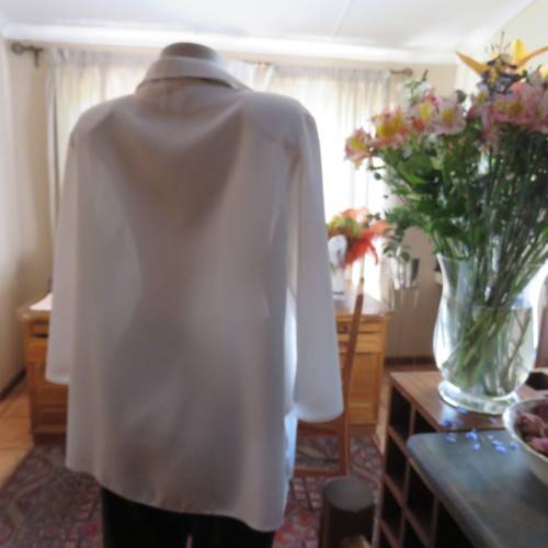 Comfy but smart white slip-over maternity top by `du date` in size 42/18. As new. Slitted sides.