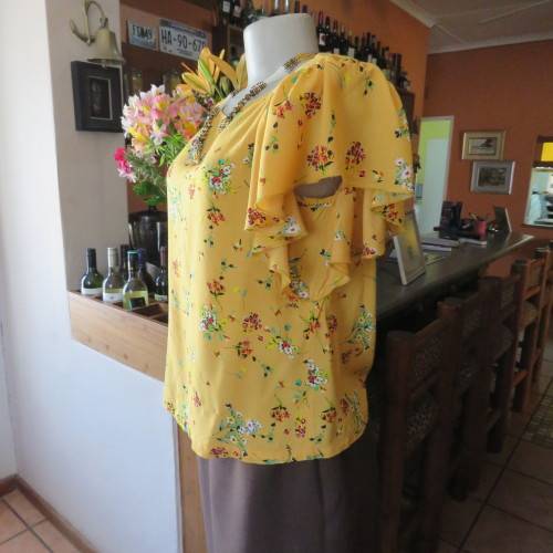 Very sweet little cropped mustard top with colourful floral posies. Size 36/12. By `Edition`. As new