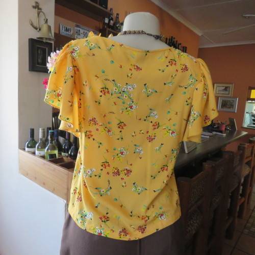 Very sweet little cropped mustard top with colourful floral posies. Size 36/12. By `Edition`. As new