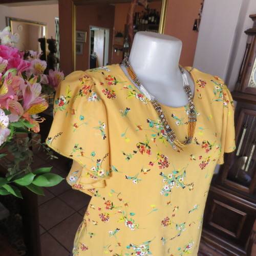 Very sweet little cropped mustard top with colourful floral posies. Size 36/12. By `Edition`. As new