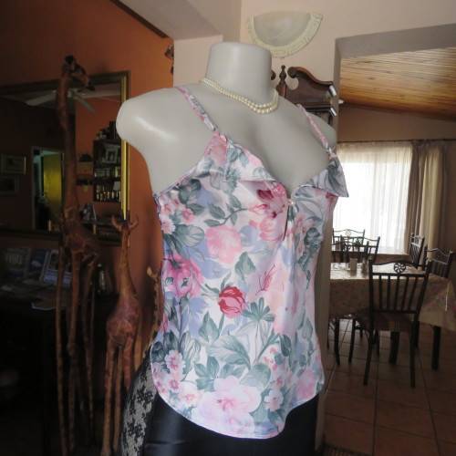 `Victoria Secret` satin night top in cami style. With adjustable straps. Size 30/6. New condiiton.