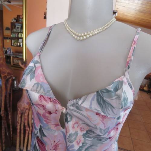 `Victoria Secret` satin night top in cami style. With adjustable straps. Size 30/6. New condiiton.