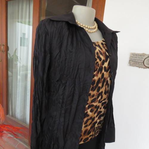 Make a statement with this black long sleeve summer coat in creased polyester. By WWW size 32/8