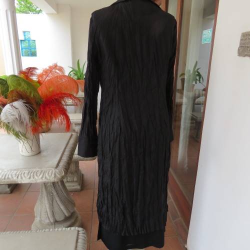 Make a statement with this black long sleeve summer coat in creased polyester. By WWW size 32/8