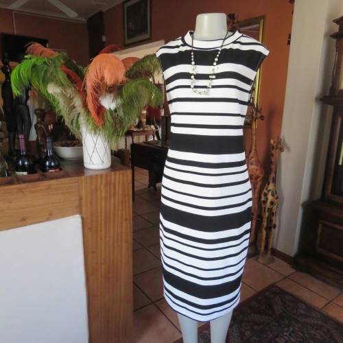 Maxi sleeveless dress in black and white horizintal stripes.Size 42/18 By URBAN COLLEGE