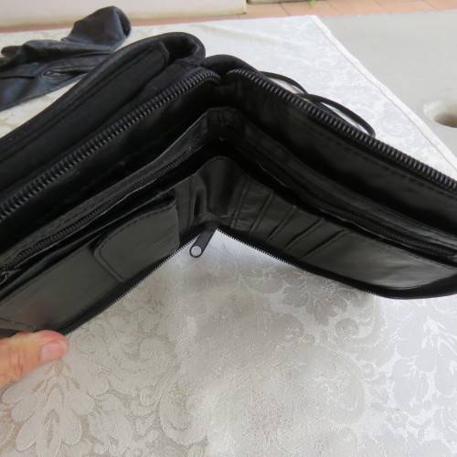Handy little black slingbag with snakeskin look . Size 14 x 14cm. Lots of packing space.As new