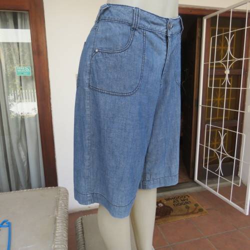 Light weight knee length denim shorts with pockets back and front. Size 38/14 by WOOLWORTHS.