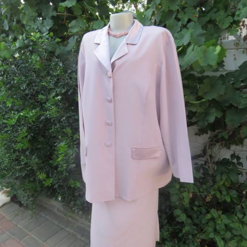 High quality glamour 2 piece skirt and long sleeve jacket by DONNA-CLAIRE size 46/22. As new in pink