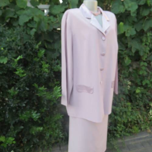 High quality glamour 2 piece skirt and long sleeve jacket by DONNA-CLAIRE size 46/22. As new in pink