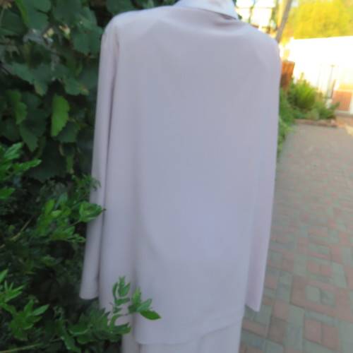 High quality glamour 2 piece skirt and long sleeve jacket by DONNA-CLAIRE size 46/22. As new in pink