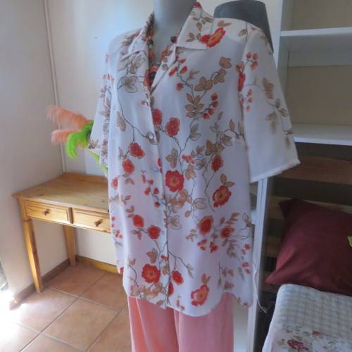 Make a statement in this cheerful white polyester top with bright autumn colour flowers..Size 44/20