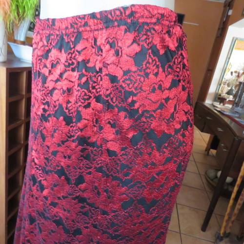 Luxe dark red and black acrylic lace A line paneled skirt by TRUWORTHS size 44/20. New cond.
