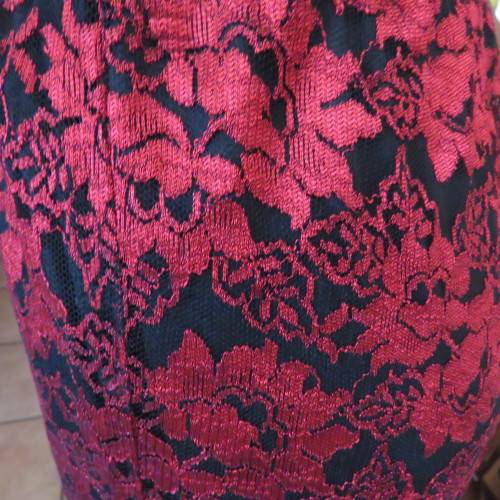 Luxe dark red and black acrylic lace A line paneled skirt by TRUWORTHS size 44/20. New cond.