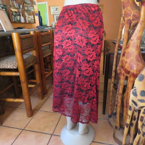 Luxe dark red and black acrylic lace A line paneled skirt by TRUWORTHS size 44/20. New cond.