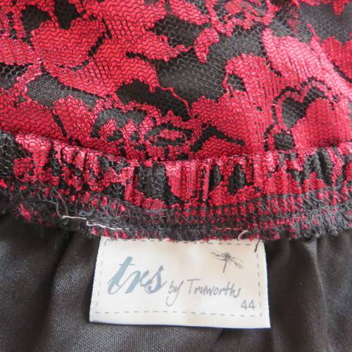 Luxe dark red and black acrylic lace A line paneled skirt by TRUWORTHS size 44/20. New cond.