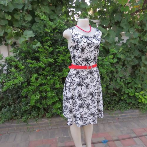 Beautiful black and white floral sleeveless dress in poly and rayon stretch. Size 36/12 by OAKRIDGE.