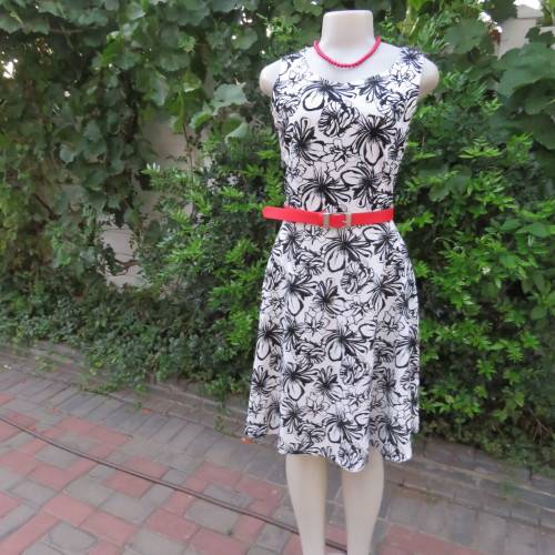 Beautiful black and white floral sleeveless dress in poly and rayon stretch. Size 36/12 by OAKRIDGE.