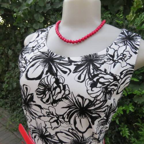 Beautiful black and white floral sleeveless dress in poly and rayon stretch. Size 36/12 by OAKRIDGE.
