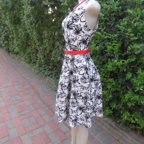 Beautiful black and white floral sleeveless dress in poly and rayon stretch. Size 36/12 by OAKRIDGE.