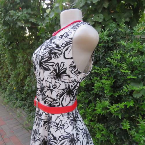 Beautiful black and white floral sleeveless dress in poly and rayon stretch. Size 36/12 by OAKRIDGE.