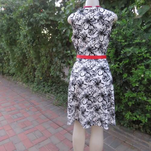 Beautiful black and white floral sleeveless dress in poly and rayon stretch. Size 36/12 by OAKRIDGE.
