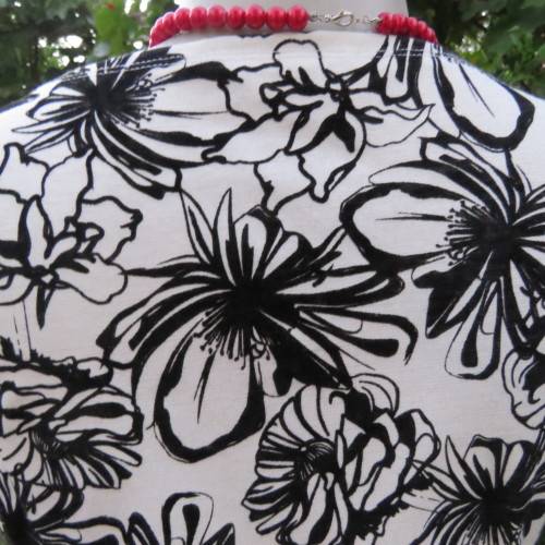Beautiful black and white floral sleeveless dress in poly and rayon stretch. Size 36/12 by OAKRIDGE.