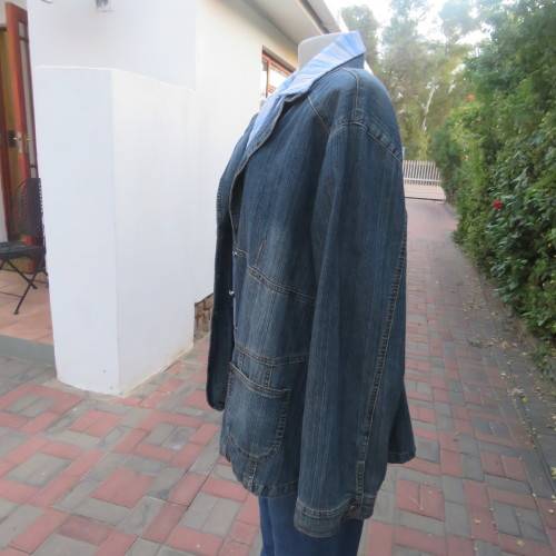 Denim long sleeve jacket closing with 3 buttons. Wide open collar. Size 46/22. Distressed look.
