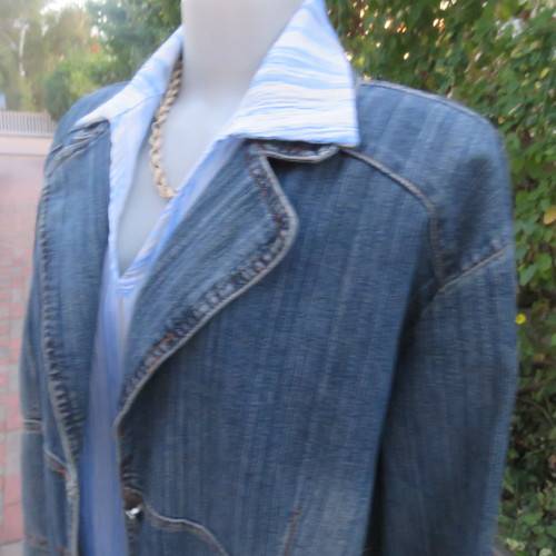 Denim long sleeve jacket closing with 3 buttons. Wide open collar. Size 46/22. Distressed look.