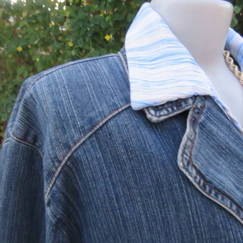 Denim long sleeve jacket closing with 3 buttons. Wide open collar. Size 46/22. Distressed look.