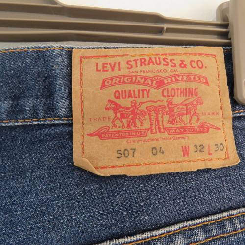 Men`s original LEVI blue 100% cotton jeans in size 32. Straight legs. Very good condition.